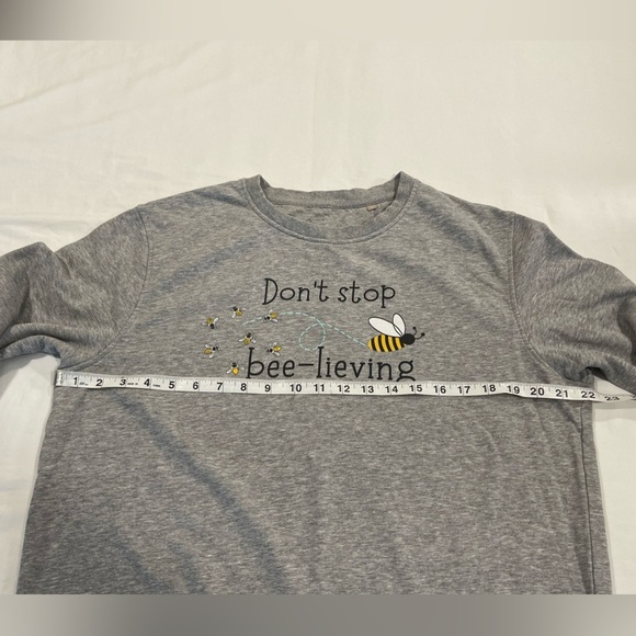 Pepper Paisley & Co | Don’t Stop Beelieving Sweatshirt | Large - Picture 3 of 9